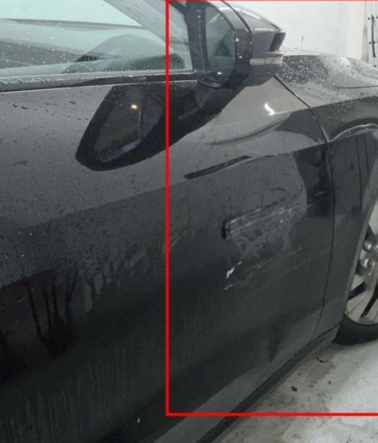 Markierter Karosserieschaden an einem Fahrzeug